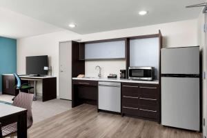 Queen Studio Suite with Bath Tub - Mobility Accessible room in Home2 Suites by Hilton Owatonna