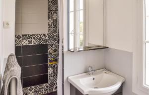 Maisons de vacances Cozy Home In Coutras With Kitchen : Maison de Vacances 7 Chambres