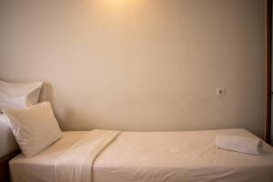 Modern and Classic 1BR at Evenciio Margonda Apartment By Travelio