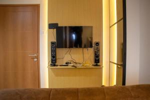 Modern and Classic 1BR at Evenciio Margonda Apartment By Travelio