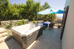 Villa Riviera blue with seaview, pool, whirlpool, parking and boat excursions