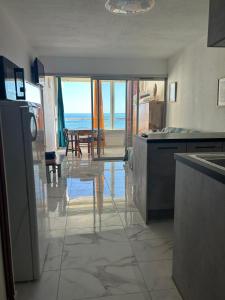 Appartement Entièrement Rénové en Bord de Mer avec Vue Imprenable et Parking Privé