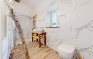 Maisons de vacances Amazing Home In St-Hilaire-Le-Chateau : Maison de Vacances 5 Chambres