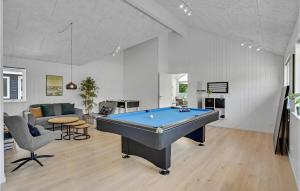 Beautiful Home In Væggerløse With Sauna