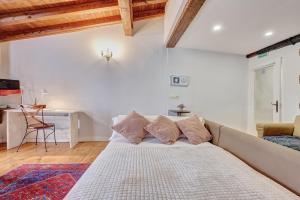 Heart of Pamplona Apartments I by clabao