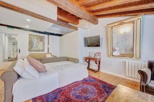 Heart of Pamplona Apartments I by clabao