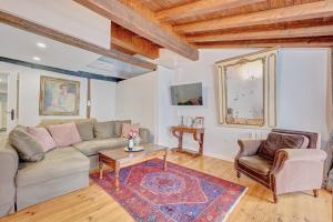 Heart of Pamplona Apartments I by clabao
