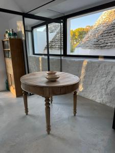 Trulli au milieu dun champ doliviers avec piscine