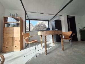 Trulli au milieu dun champ doliviers avec piscine