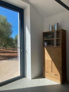 Trulli au milieu dun champ doliviers avec piscine