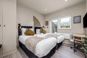 Posh Studio Stay with Functional Kitchenette - London