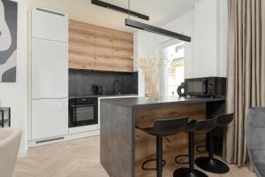 Elegancki Apartament z Parkingiem Blisko Starego Miasta by Noclegi Renters