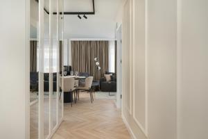Elegancki Apartament z Parkingiem Blisko Starego Miasta by Noclegi Renters