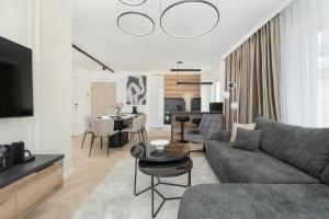 Elegancki Apartament z Parkingiem Blisko Starego Miasta by Noclegi Renters