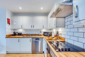 Beautiful Canal Side Apartment - City Centre - Balcony, Secure Parking, Self Check-In, Fast WiFi and Smart TV with Sky TV and Netflix by Yoko Property