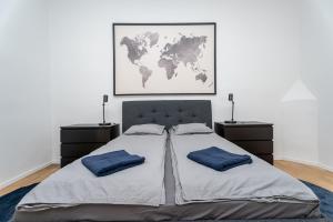 Ghetto Wall - Gozsdu Court Le Chat Noir