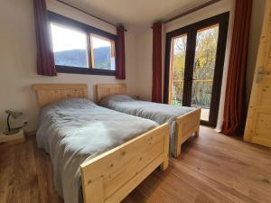 Auberges de jeunesse Ecolodge La Pastouliere : Chambre Double ou Lits Jumeaux - Vue sur Montagnes