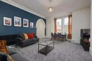 Large 4 bedroom flat close to city, street parking - Elswick