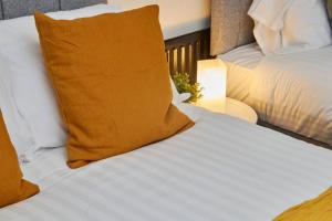 Large 4 bedroom flat close to city, street parking