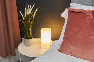 Large 4 bedroom flat close to city, street parking