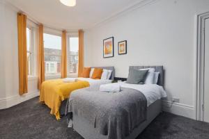 Large 4 bedroom flat close to city, street parking