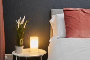 Large 4 bedroom flat close to city, street parking