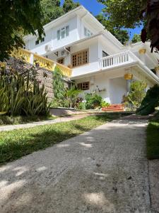 Cavern Apartments - 4hvězdičkové hotely ve městě Baie Sainte Anne