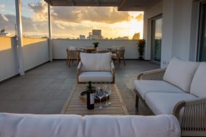 Top Floor Gem: 3BR, Huge Veranda