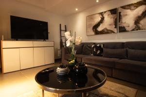 Top Floor Gem: 3BR, Huge Veranda