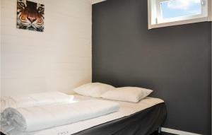 Nice Home In Hammarö With Kitchen