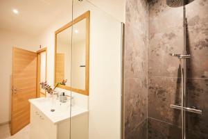 Chalets chalet la forgerie Piscine Jacuzzi Cinema : photos des chambres