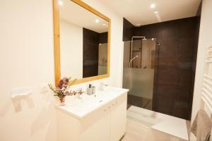 Chalets chalet la forgerie Piscine Jacuzzi Cinema : photos des chambres