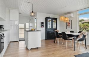 3 Bedroom Nice Home In Rønde