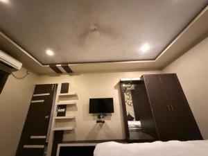 Raj Kamal Hotel Near Temple With Lift