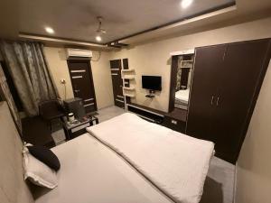 Raj Kamal Hotel Near Temple With Lift