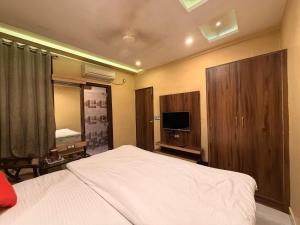 Raj Kamal Hotel Near Temple With Lift