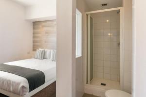 Metropole 2nd Floor Room with Shared Amenities