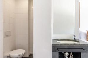 Metropole 2nd Floor Room with Shared Amenities