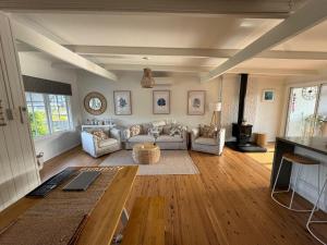 Shoaly House and Shoaly House Cottage - perfect for multiple families & wedding groups