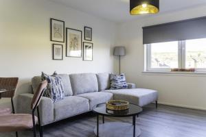 3 BDR Flat By Caledonia Luxe Stays Short Lets & Serviced Accommodation Clydebank