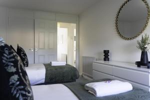 3 BDR Flat By Caledonia Luxe Stays Short Lets & Serviced Accommodation Clydebank