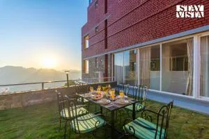 StayVista at Elm - Elysium Estate with Complimentary Hi-Tea, Hill View, Lawn - Chāba