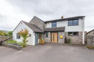 Spacious House in the Heart of Cheddar - Shipham