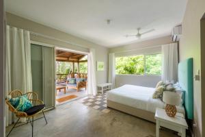 Quaint 2BDR Apt in Melville Public Beach w pool