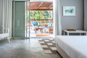 Quaint 2BDR Apt in Melville Public Beach w pool