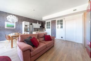 Spacious & Stylish 1-Bedroom Apartment with terrace