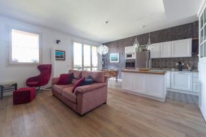 Spacious & Stylish 1-Bedroom Apartment with terrace