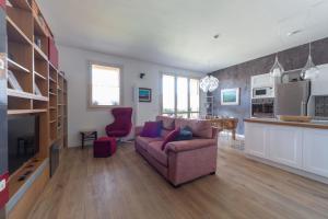 Spacious & Stylish 1-Bedroom Apartment with terrace