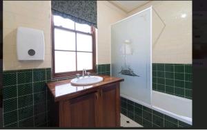 Large room with large balcony in vibrant Northbridge with free parking