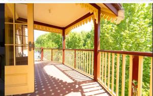 Large room with large balcony in vibrant Northbridge with free parking